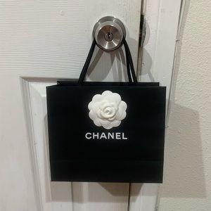Chanel shopping bag with flower